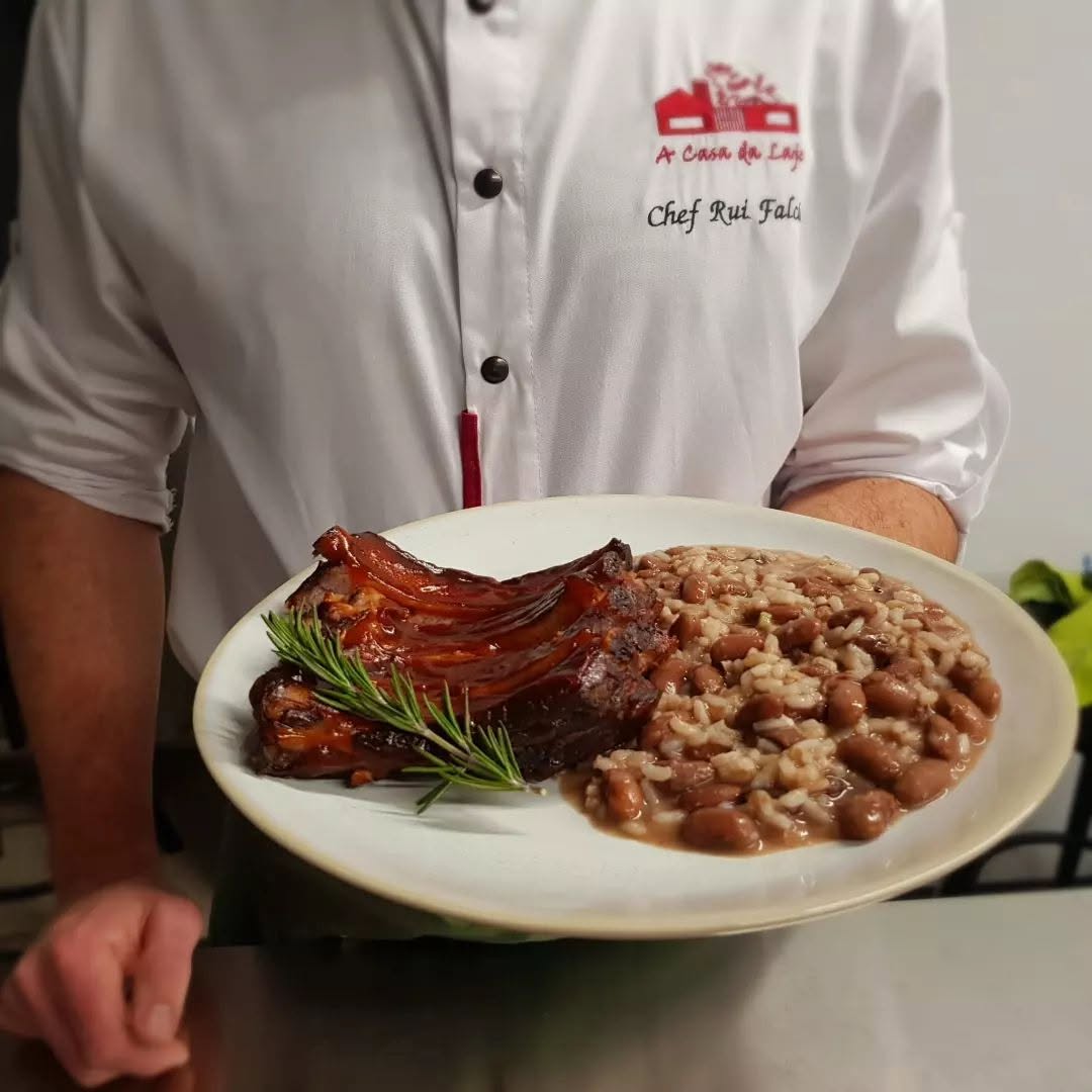 Chef Rui Falcão com um prato de entrecosto e arroz de feijão