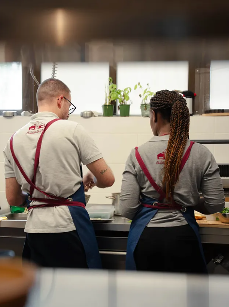 Equipa a trabalhar na cozinha