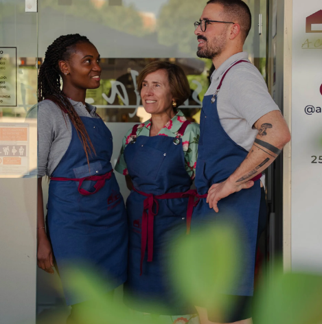Equipa da Casa da Laje à porta do restaurante